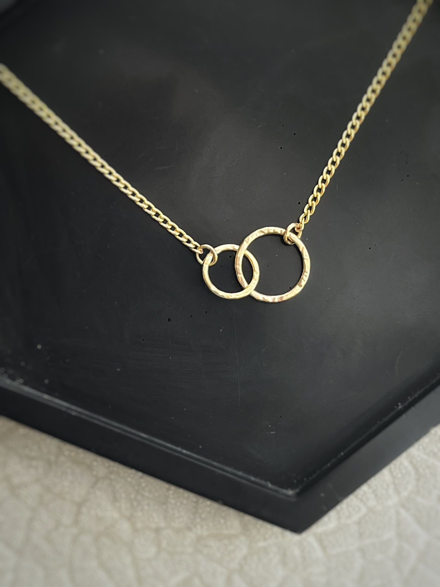 Solid 9ct gold, handmade hammered textured interlocking 9mm & 12mm circle curb chain necklace