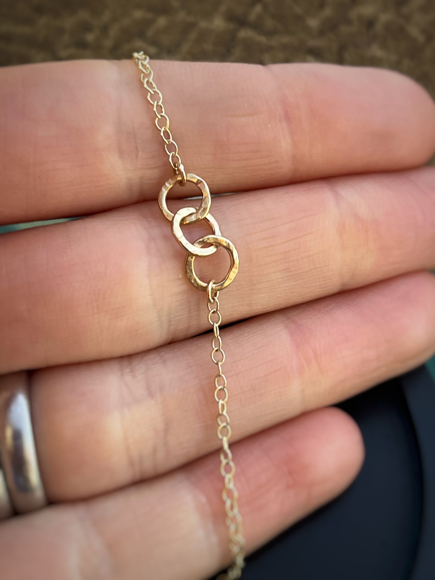 Solid 9ct yellow gold 3 hammered  6mm hoop bracelet 7.5 inches