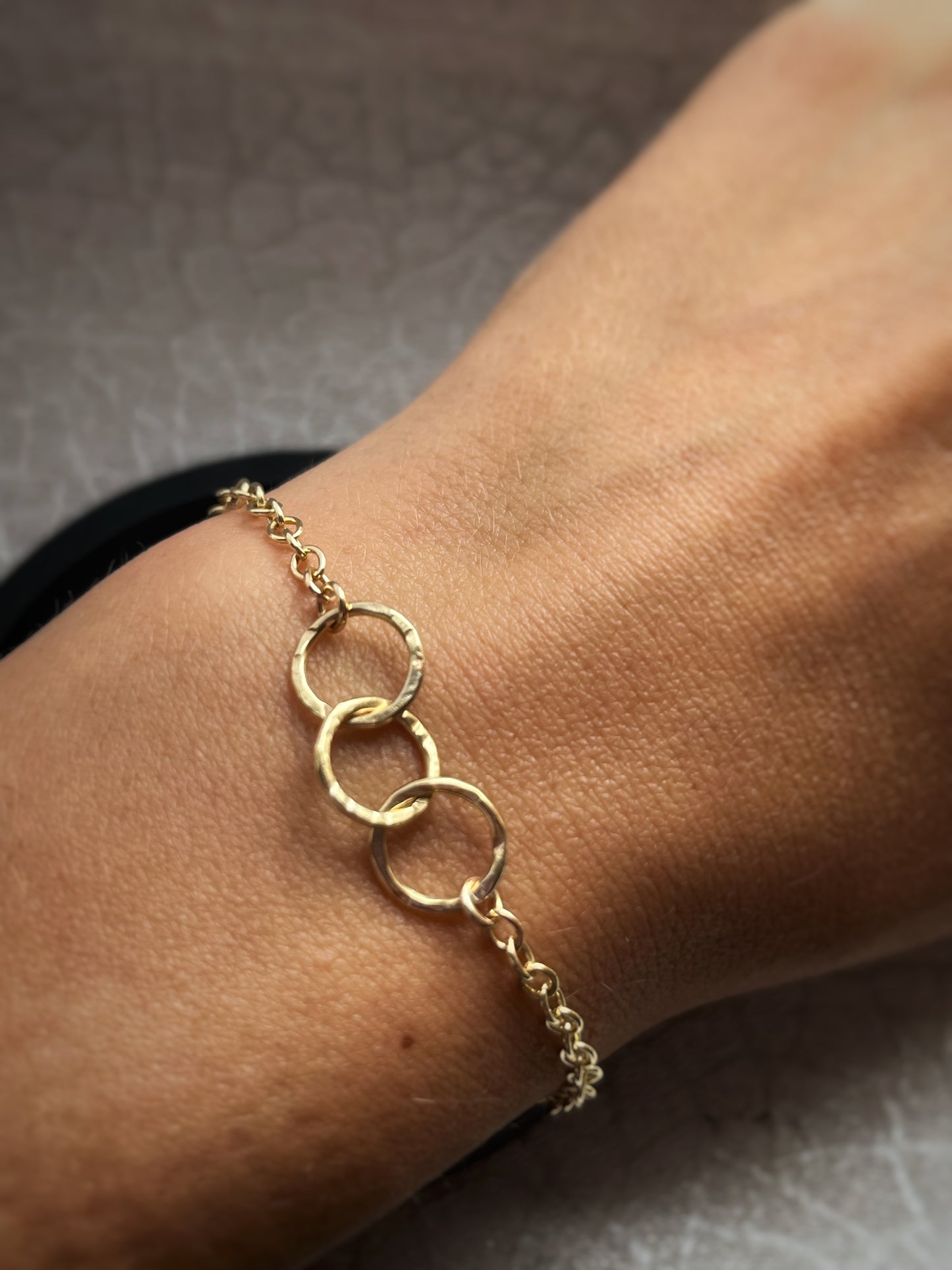 Solid 9ct gold heavy 2.5mm trace chain hammered 3 interlocking yellow gold hoop bracelet