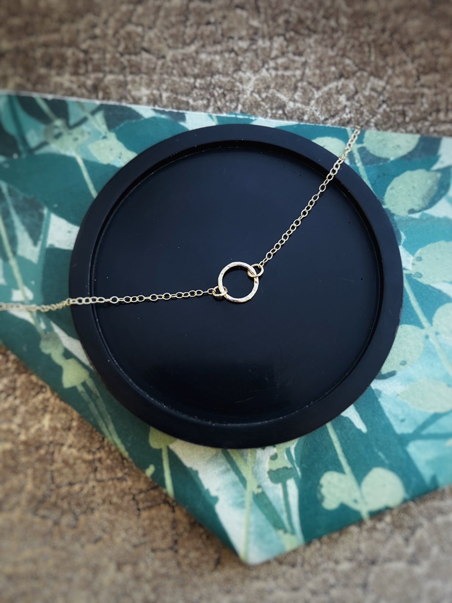 Solid 9ct yellow gold 1 hammered hoop necklace 16 inches