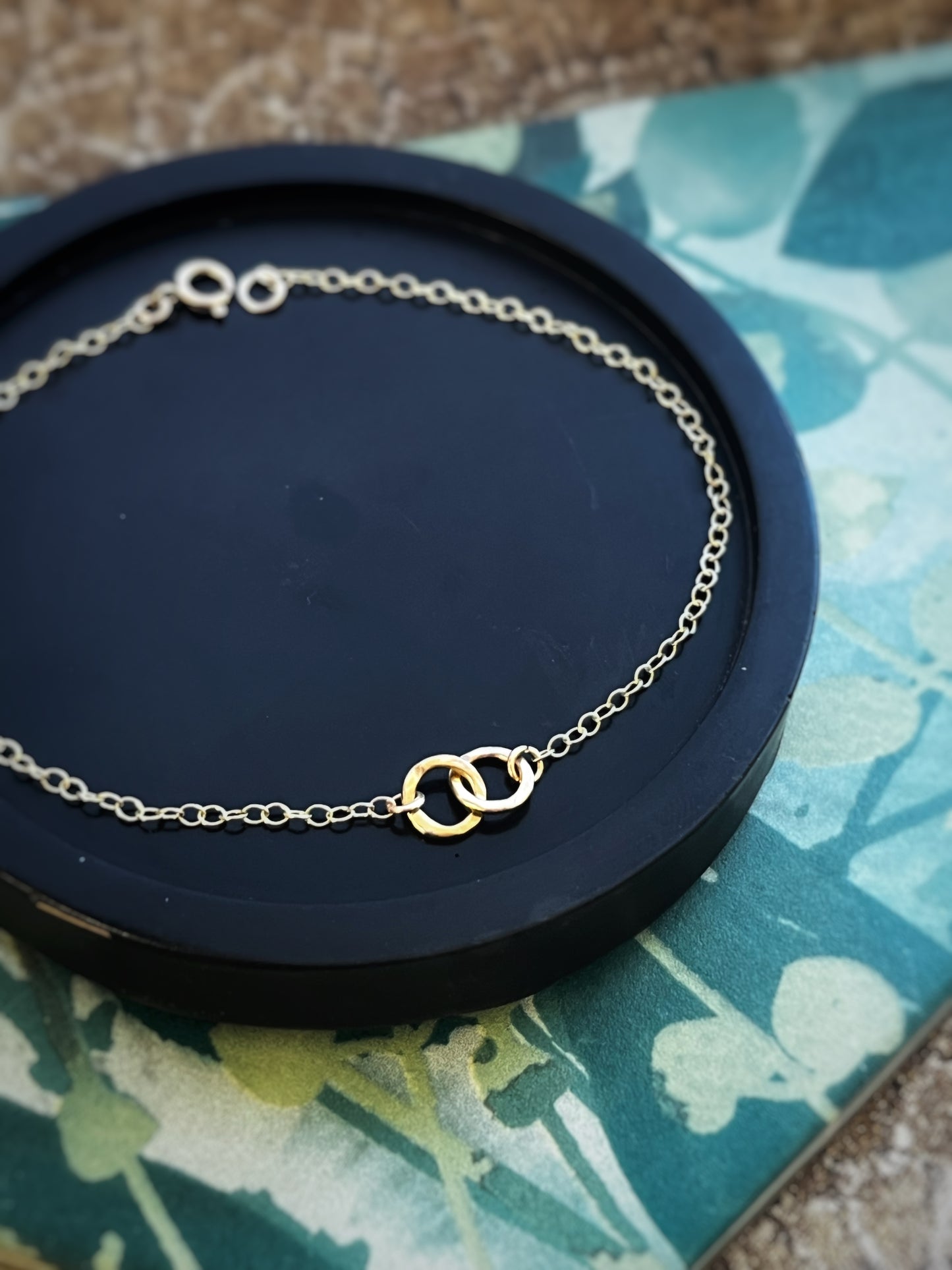 Solid 9ct yellow gold 2 hammered  6mm hoop bracelet 7.5 inches