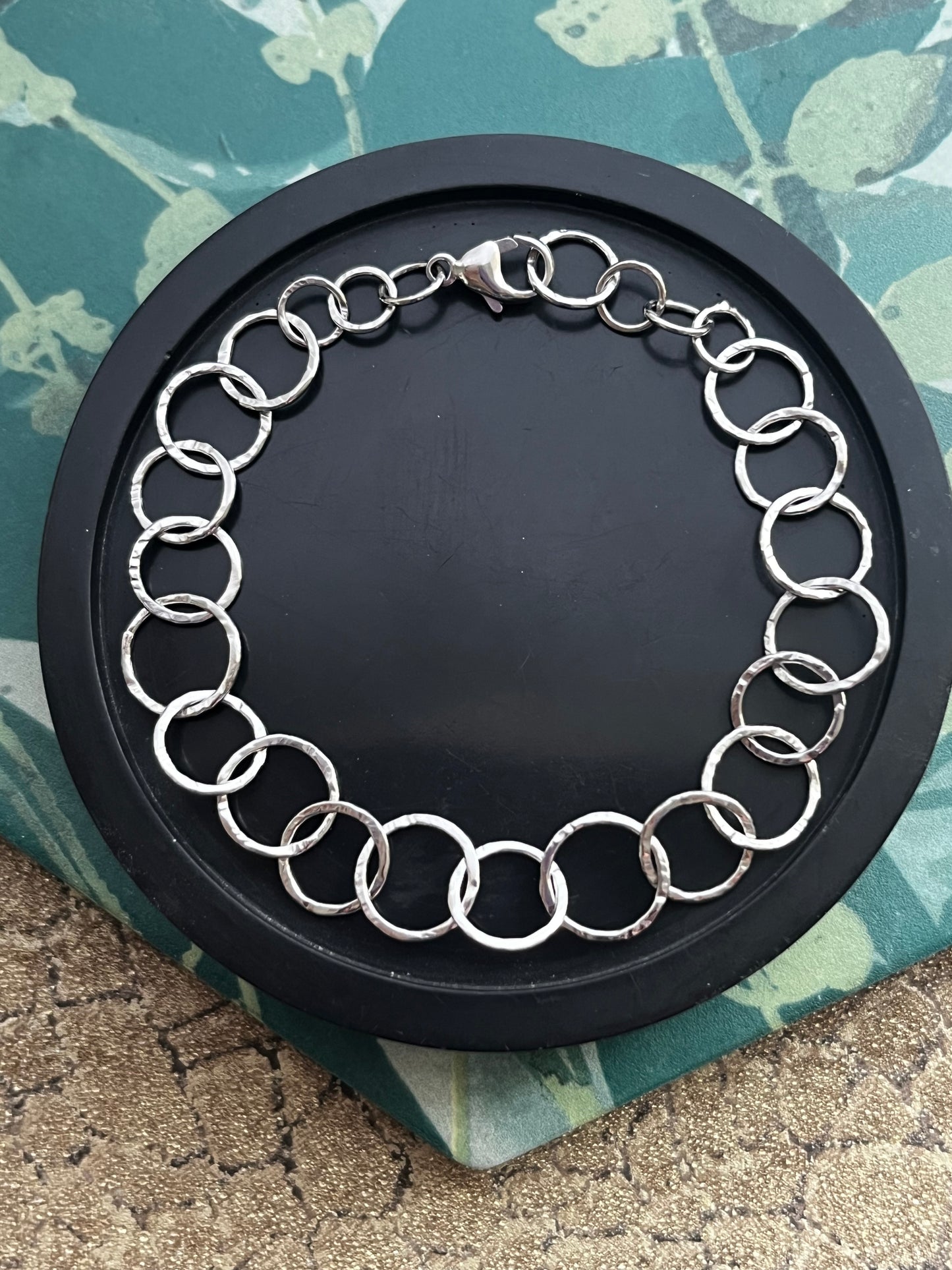 Solid 9ct white gold hammered hoop bracelet 7.5 inches