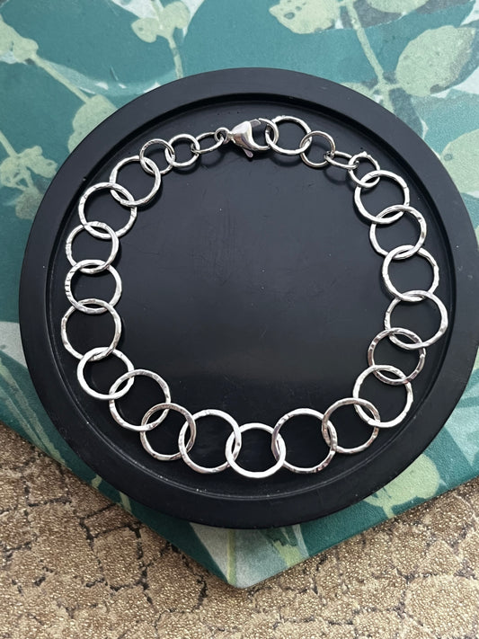 Solid 9ct white gold hammered hoop bracelet 7.5 inches