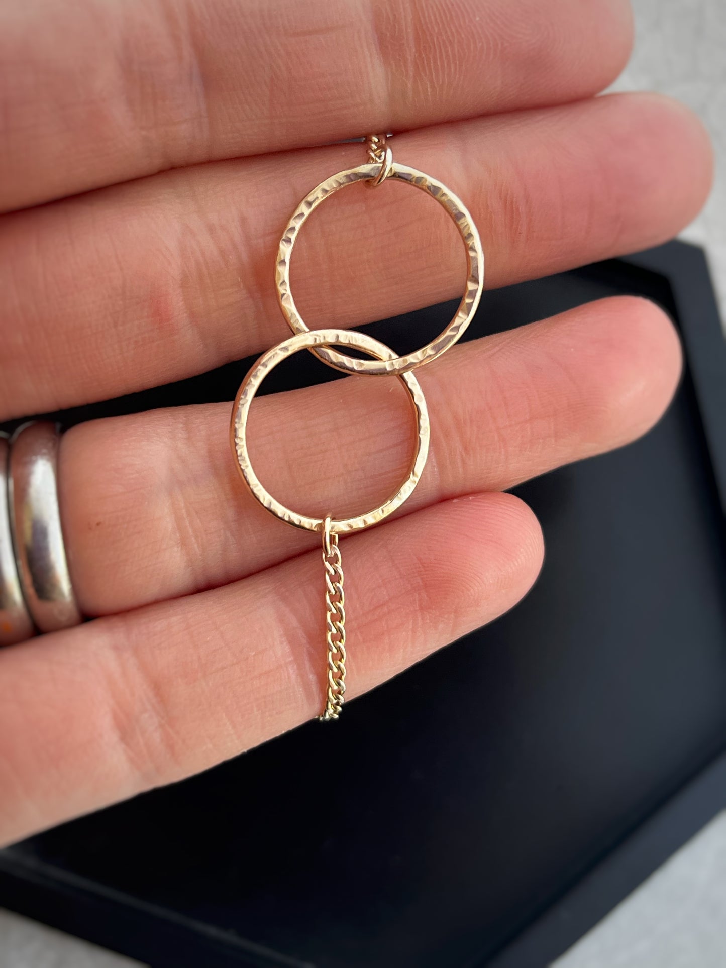 Solid 9ct gold large 18mm interlocking circle hoop curb chain, a handmade hammered textured necklace