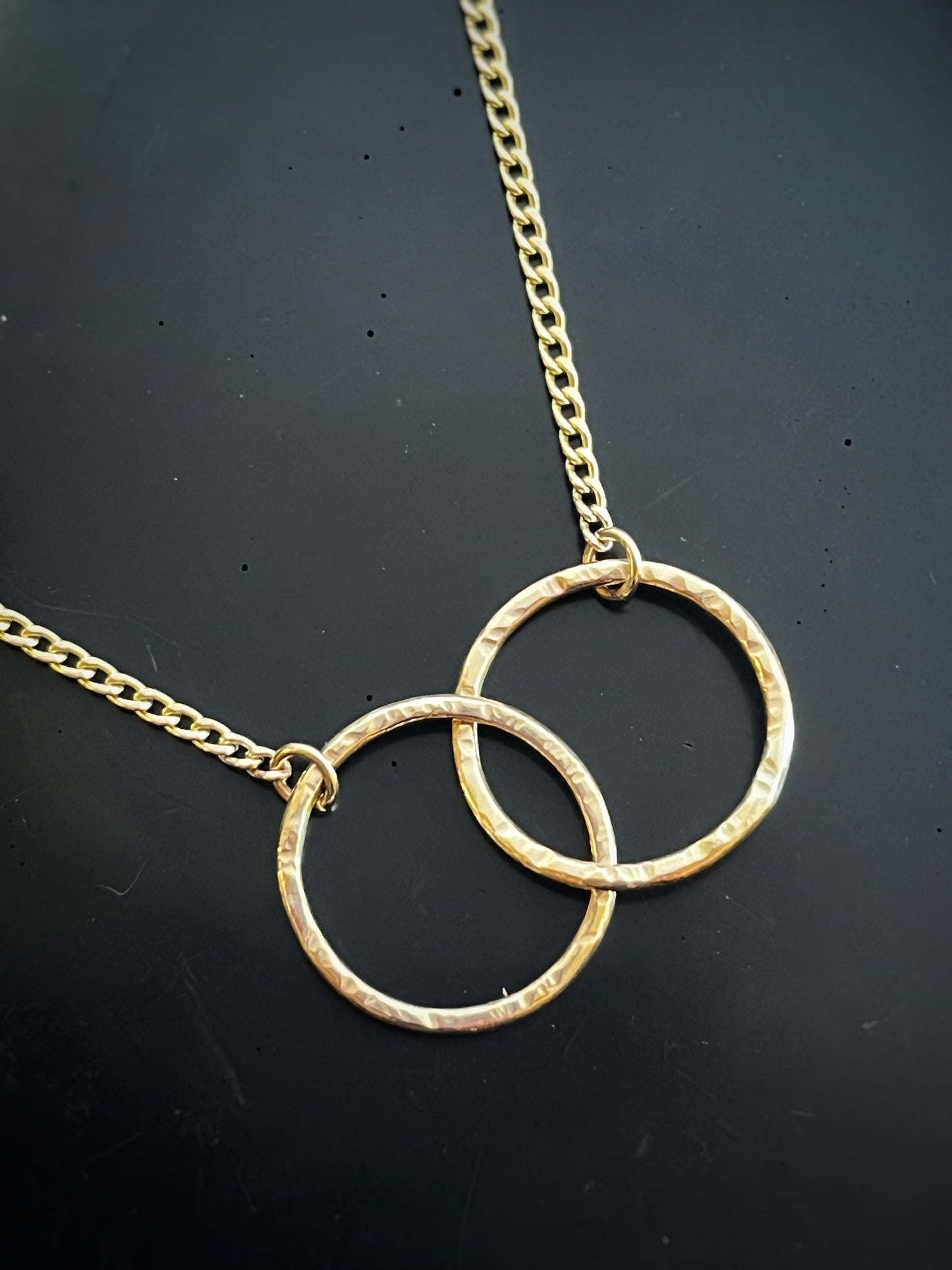 Solid 9ct gold large 18mm interlocking circle hoop curb chain, a handmade hammered textured necklace
