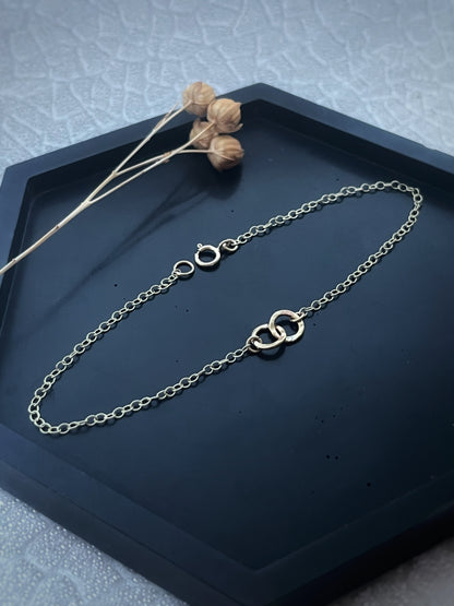 Solid 9ct gold interlocking 2 tiny circle hoop, hammered bracelet