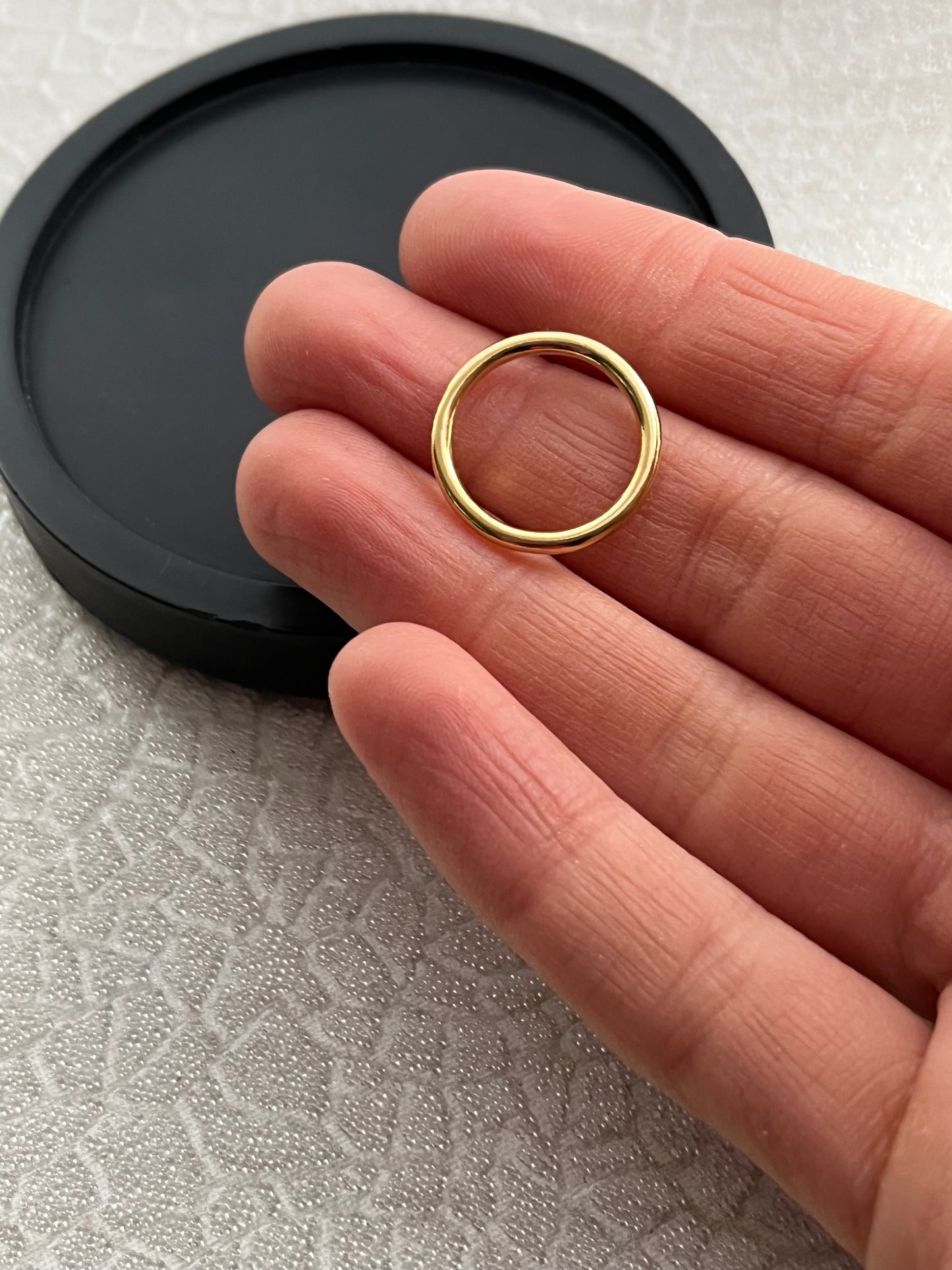 Solid 18ct yellow gold 2mm round wire simple plain modern recycled gold flat band ring