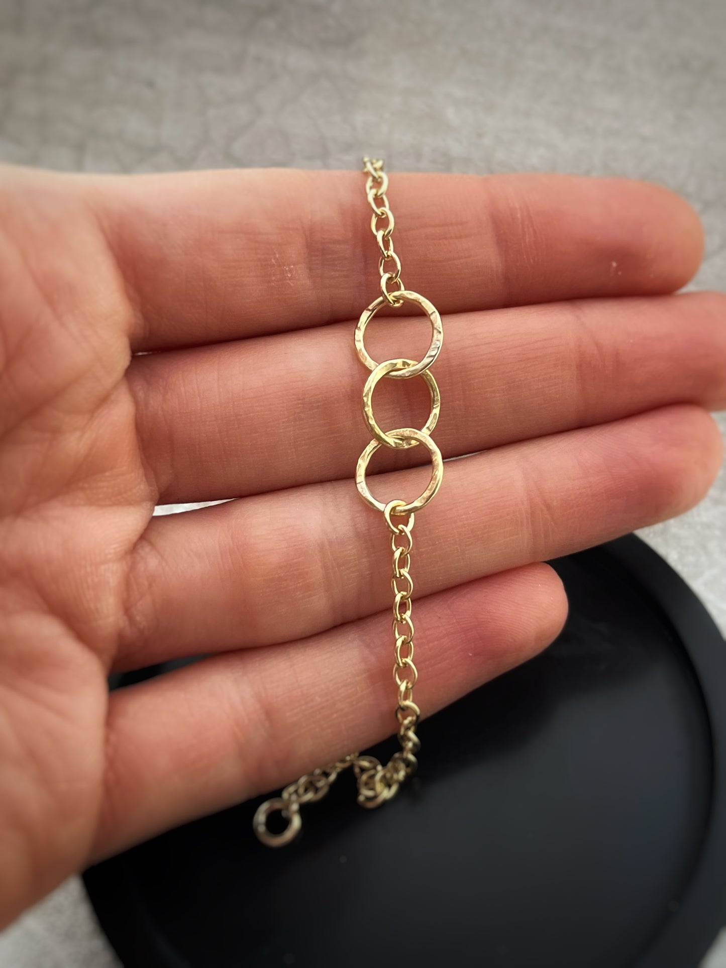 Solid 9ct gold heavy 2.5mm trace chain hammered 3 interlocking yellow gold hoop bracelet