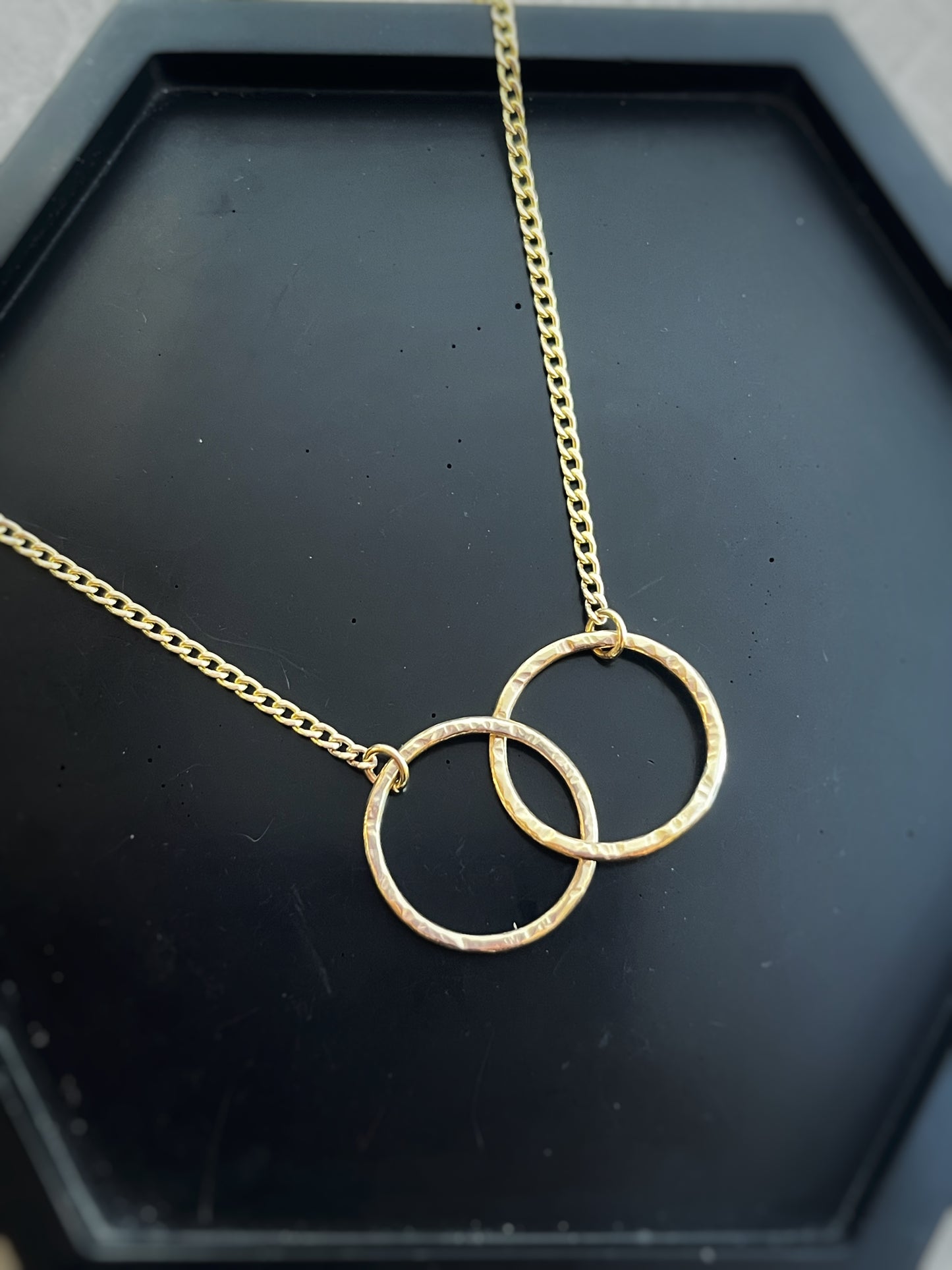 Solid 9ct gold large 18mm interlocking circle hoop curb chain, a handmade hammered textured necklace
