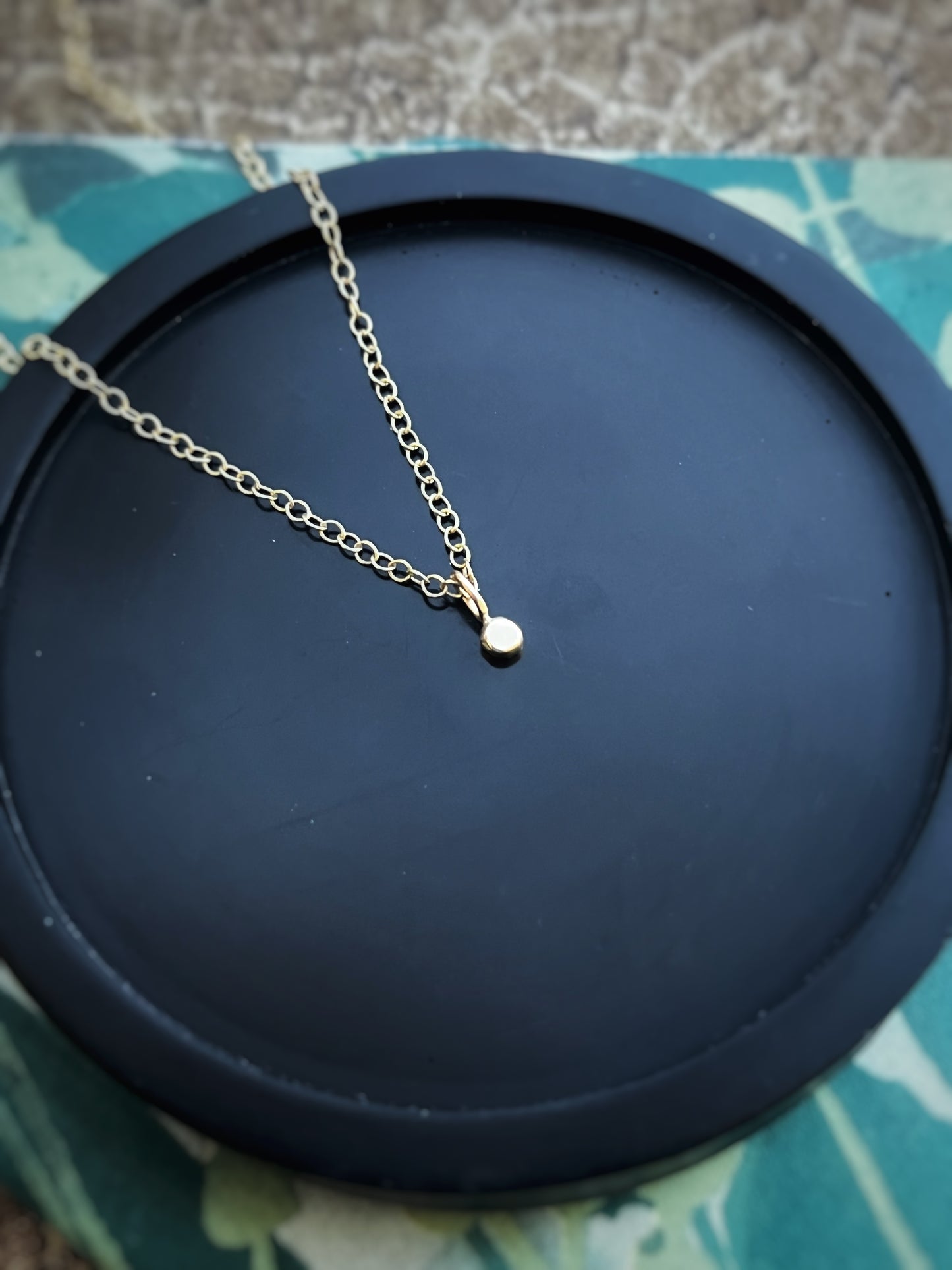 Solid 9ct yellow gold pebble pendant necklace 18 inches