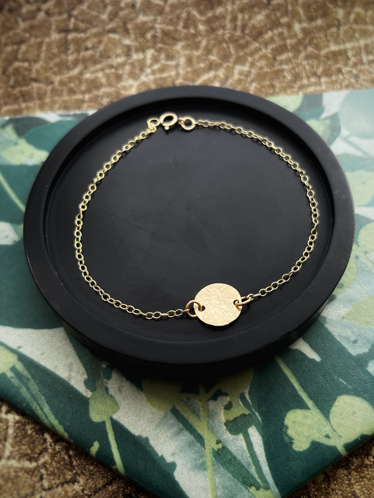 Solid 9ct yellow gold hammered circle bracelet 7.5 inches