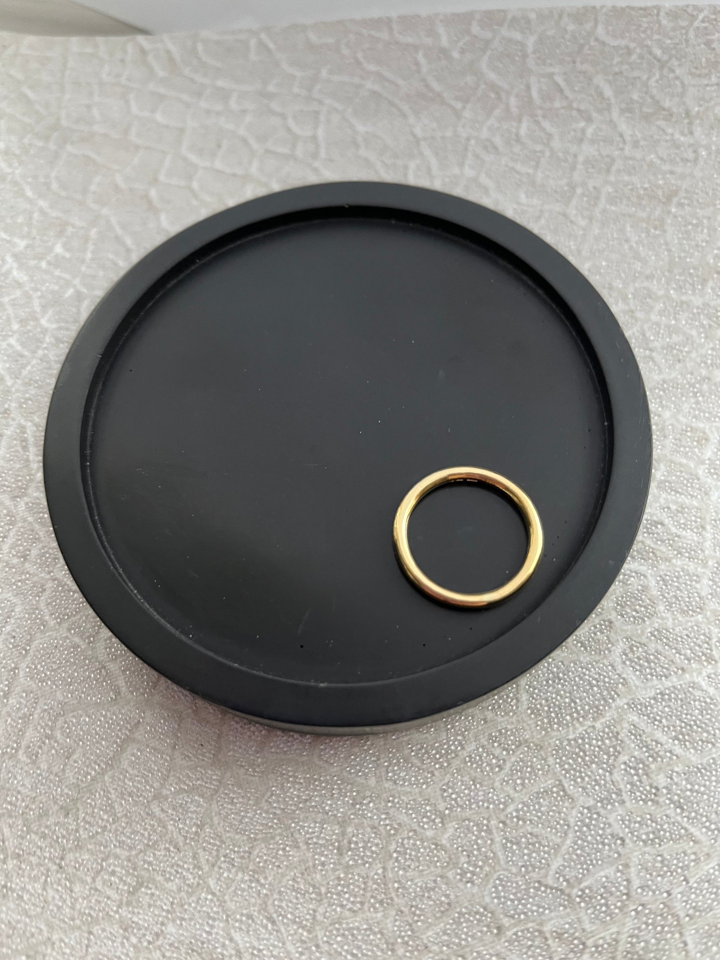 Solid 18ct yellow gold 2mm round wire simple plain modern recycled gold flat band ring