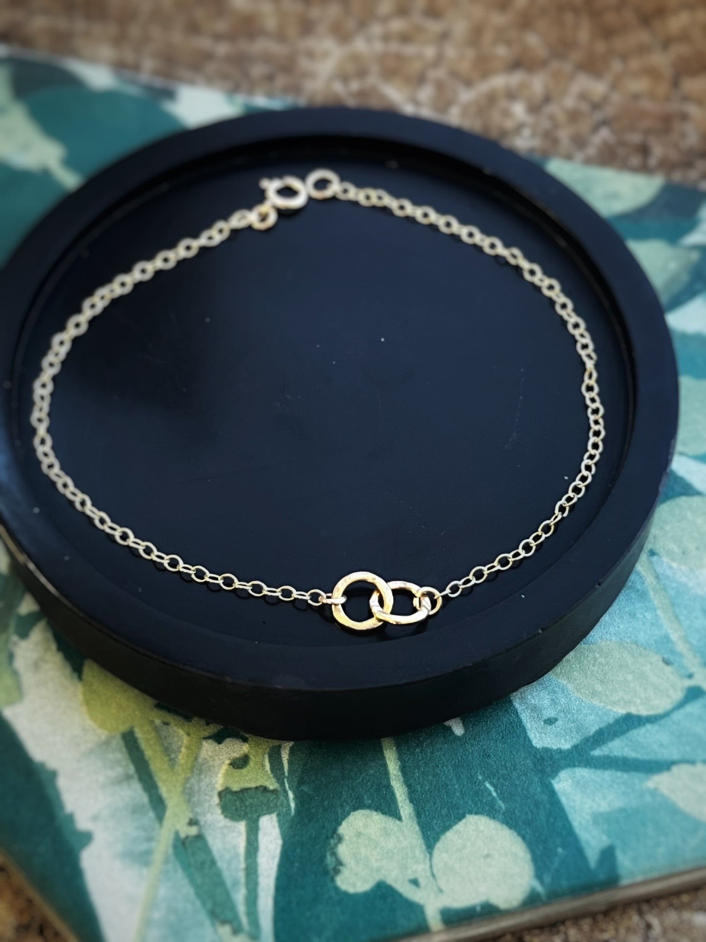 Solid 9ct yellow gold 2 hammered  6mm hoop bracelet 7.5 inches