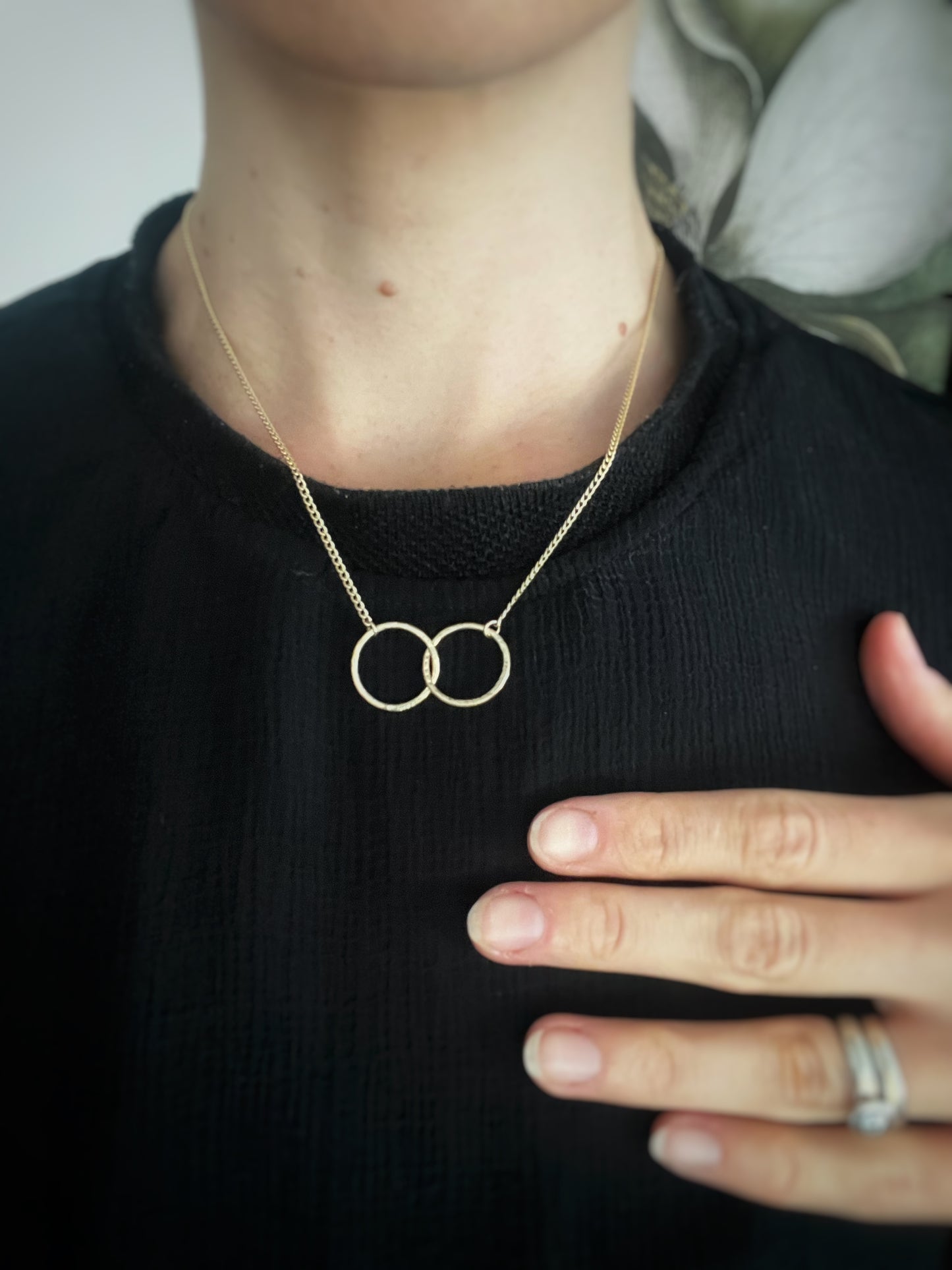 Solid 9ct gold large 18mm interlocking circle hoop curb chain, a handmade hammered textured necklace