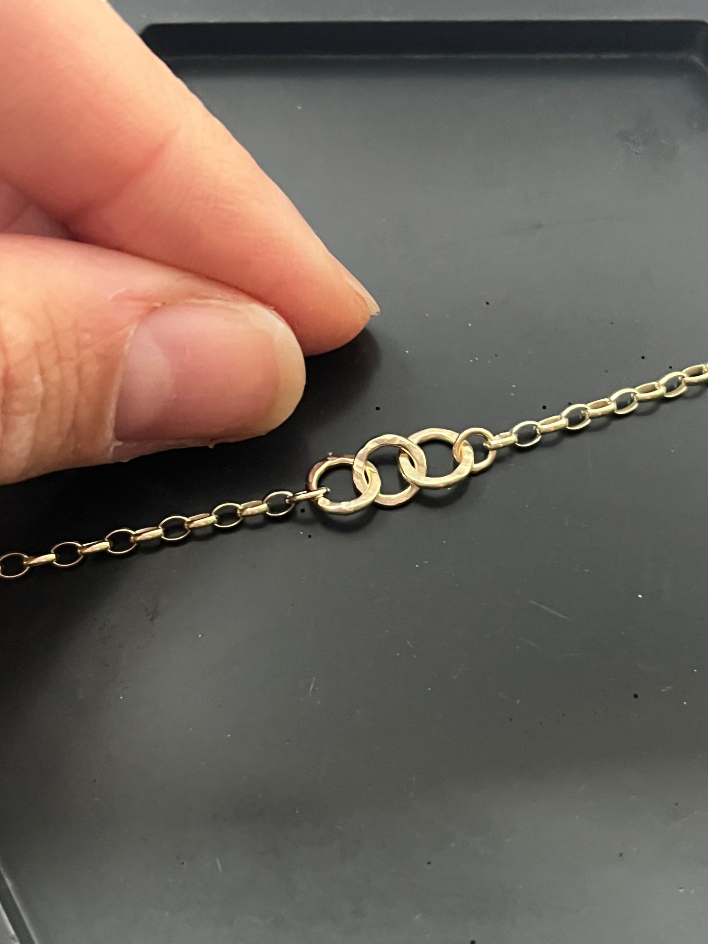 Solid 9ct gold hammered 3 interlocking yellow gold 6mm hoop bracelet with heavy belcher chain