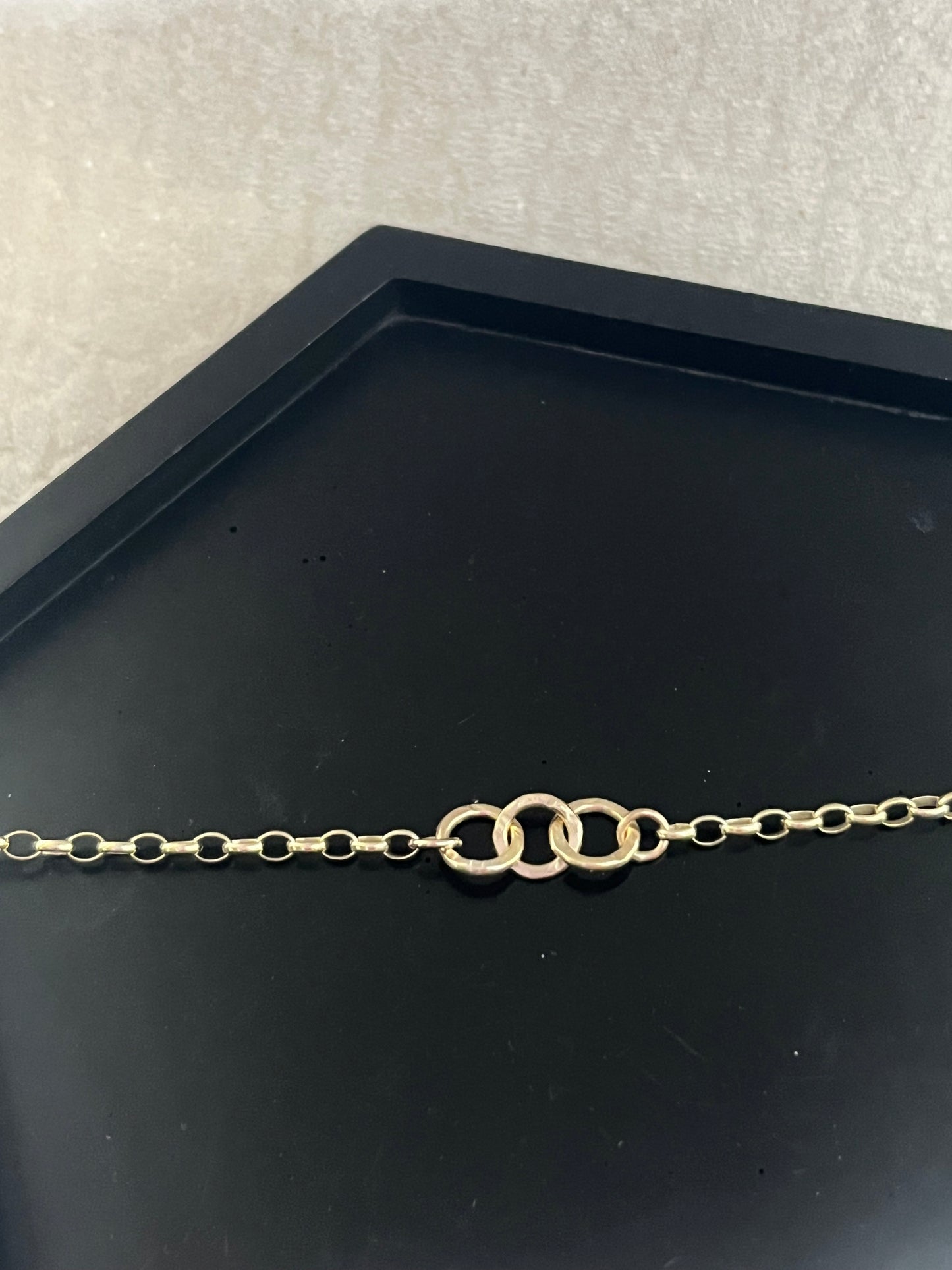 Solid 9ct gold hammered 3 interlocking yellow gold 6mm hoop bracelet with heavy belcher chain