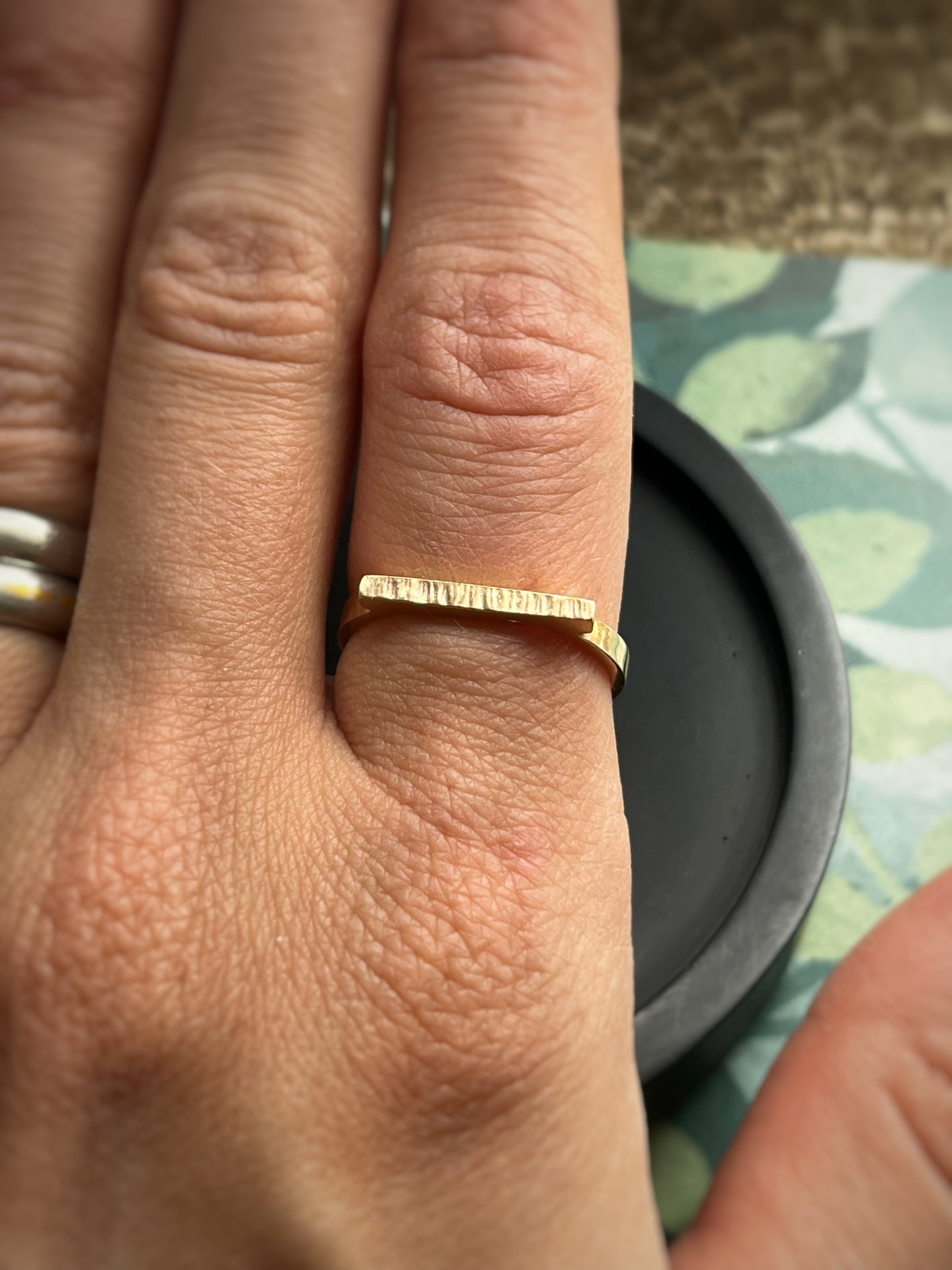 Solid 9ct yellow gold hammered bar ring 2mm wide, size N