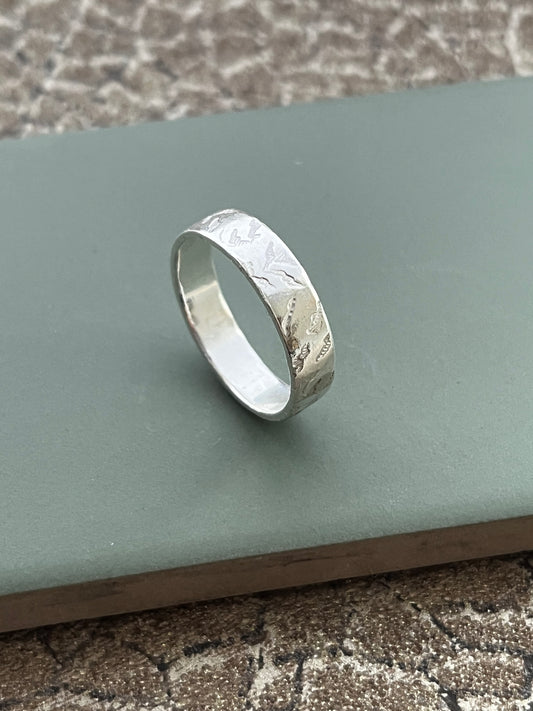 Textured sterling mountain texture band ring size Q