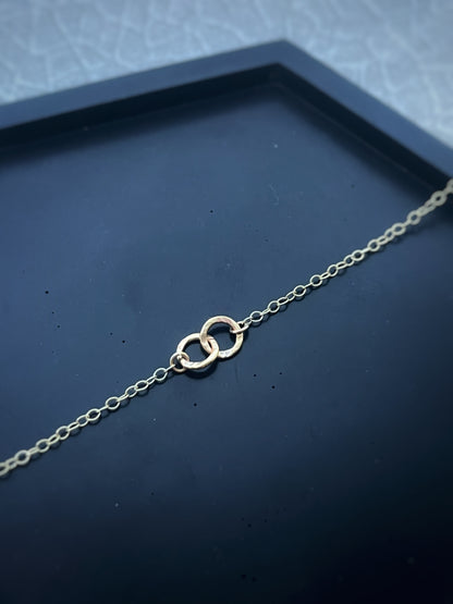 Solid 9ct gold interlocking 2 tiny circle hoop, hammered bracelet