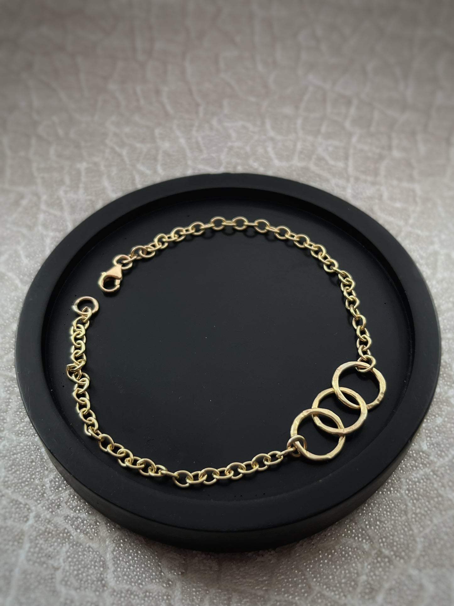 Solid 9ct gold heavy 2.5mm trace chain hammered 3 interlocking yellow gold hoop bracelet