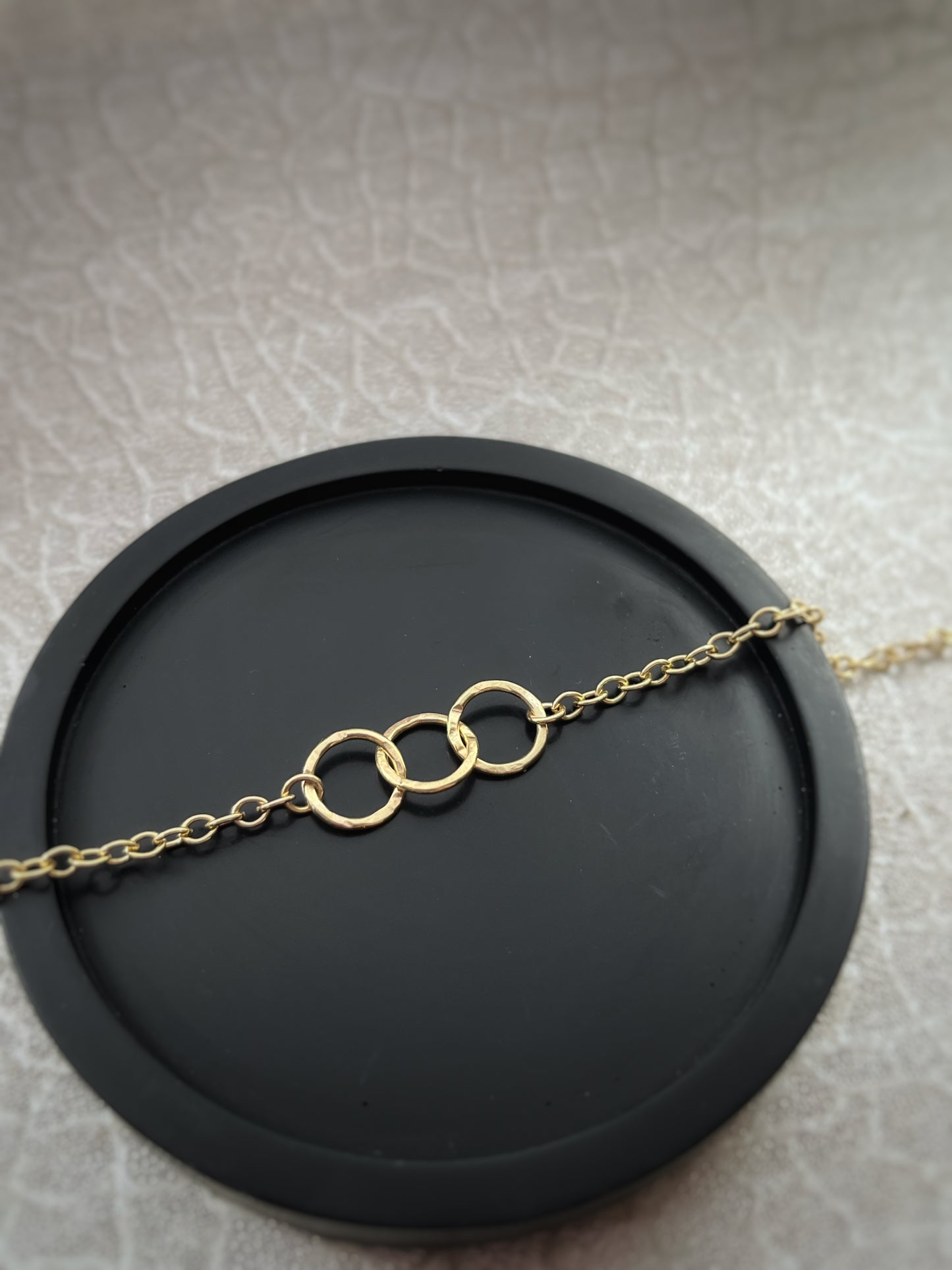 Solid 9ct gold heavy 2.5mm trace chain hammered 3 interlocking yellow gold hoop bracelet