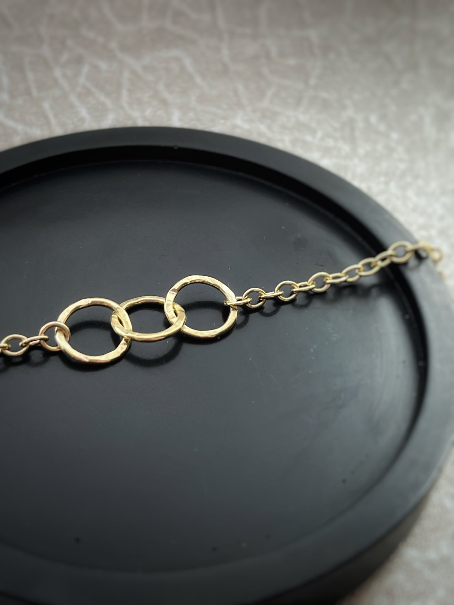 Solid 9ct gold heavy 2.5mm trace chain hammered 3 interlocking yellow gold hoop bracelet