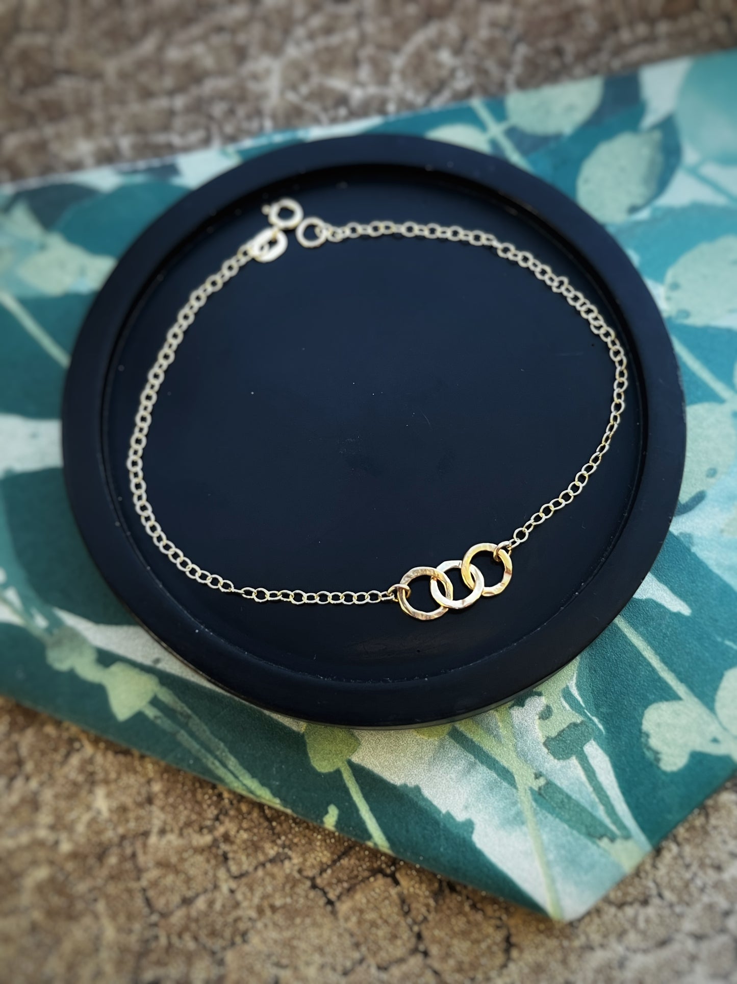 Solid 9ct yellow gold 3 hammered  6mm hoop bracelet 7.5 inches