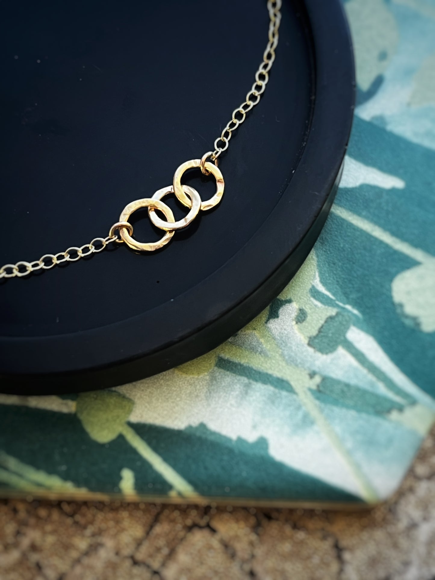 Solid 9ct yellow gold 3 hammered  6mm hoop bracelet 7.5 inches