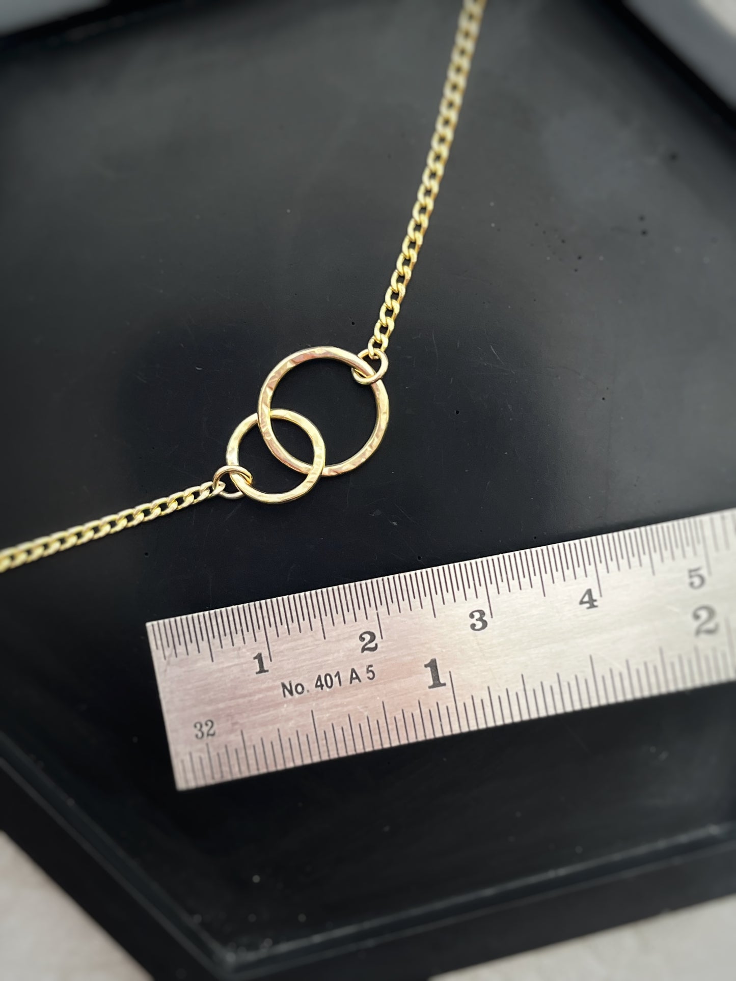 Solid 9ct gold, handmade hammered textured interlocking 9mm & 12mm circle curb chain necklace