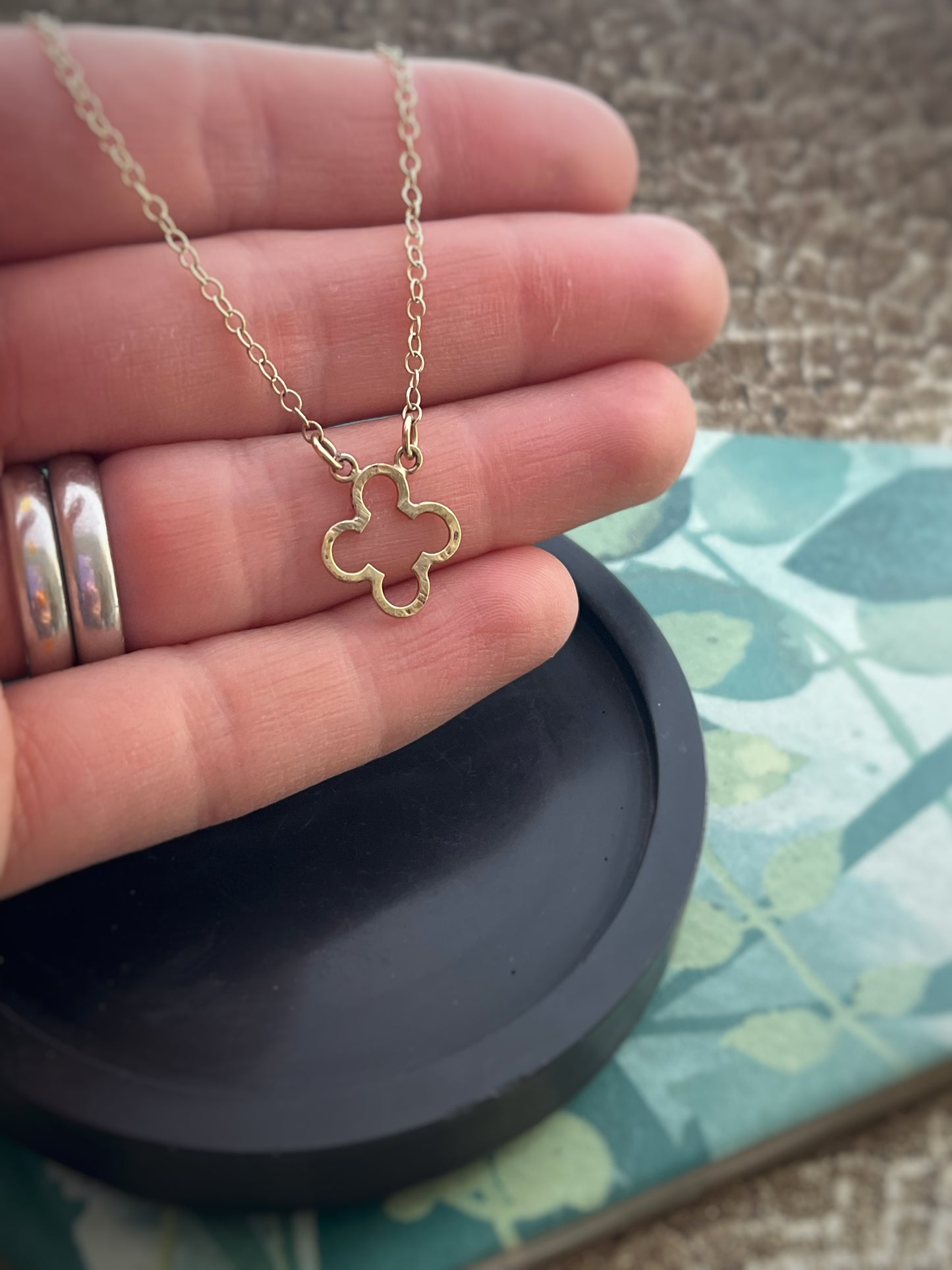 Solid 9ct yellow gold hammered clover flower necklace 18 inches