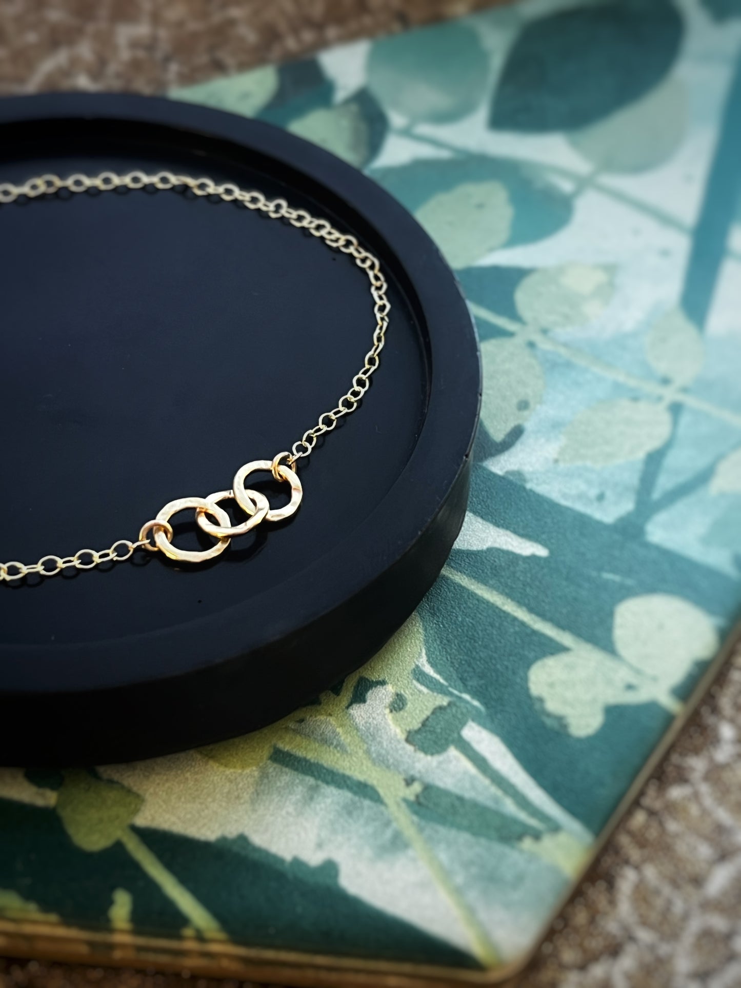 Solid 9ct yellow gold 3 hammered  6mm hoop bracelet 7.5 inches