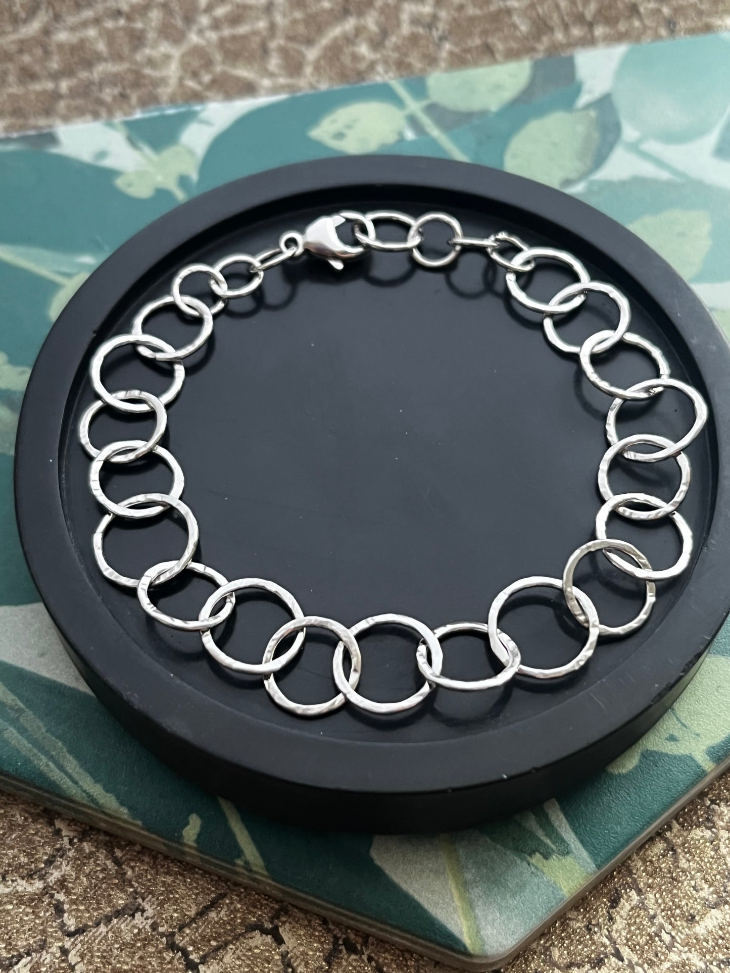 Solid 9ct white gold hammered hoop bracelet 7.5 inches