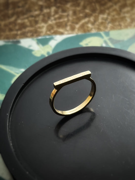 Solid 9ct yellow gold hammered bar ring 2mm wide, size N