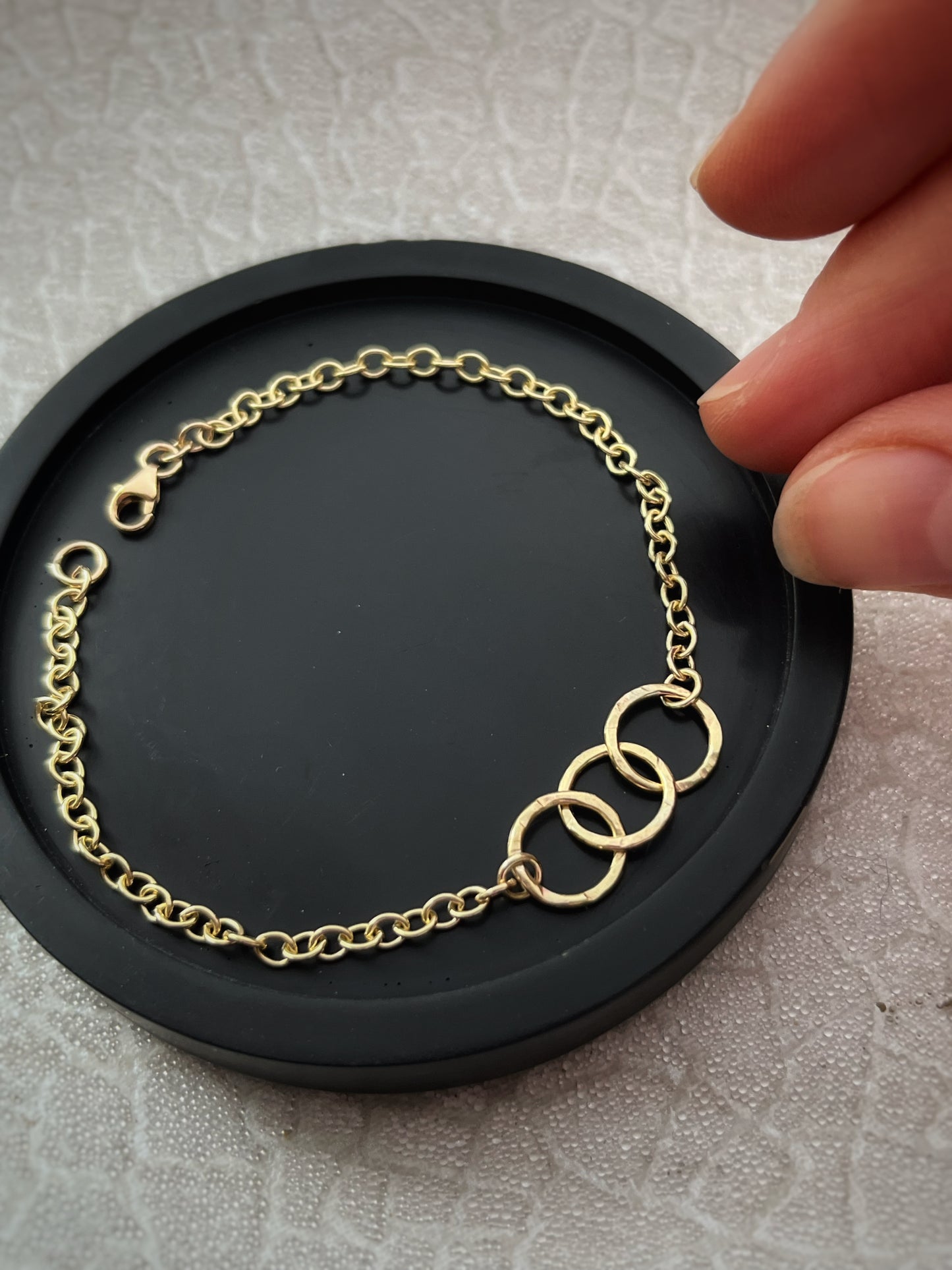 Solid 9ct gold heavy 2.5mm trace chain hammered 3 interlocking yellow gold hoop bracelet