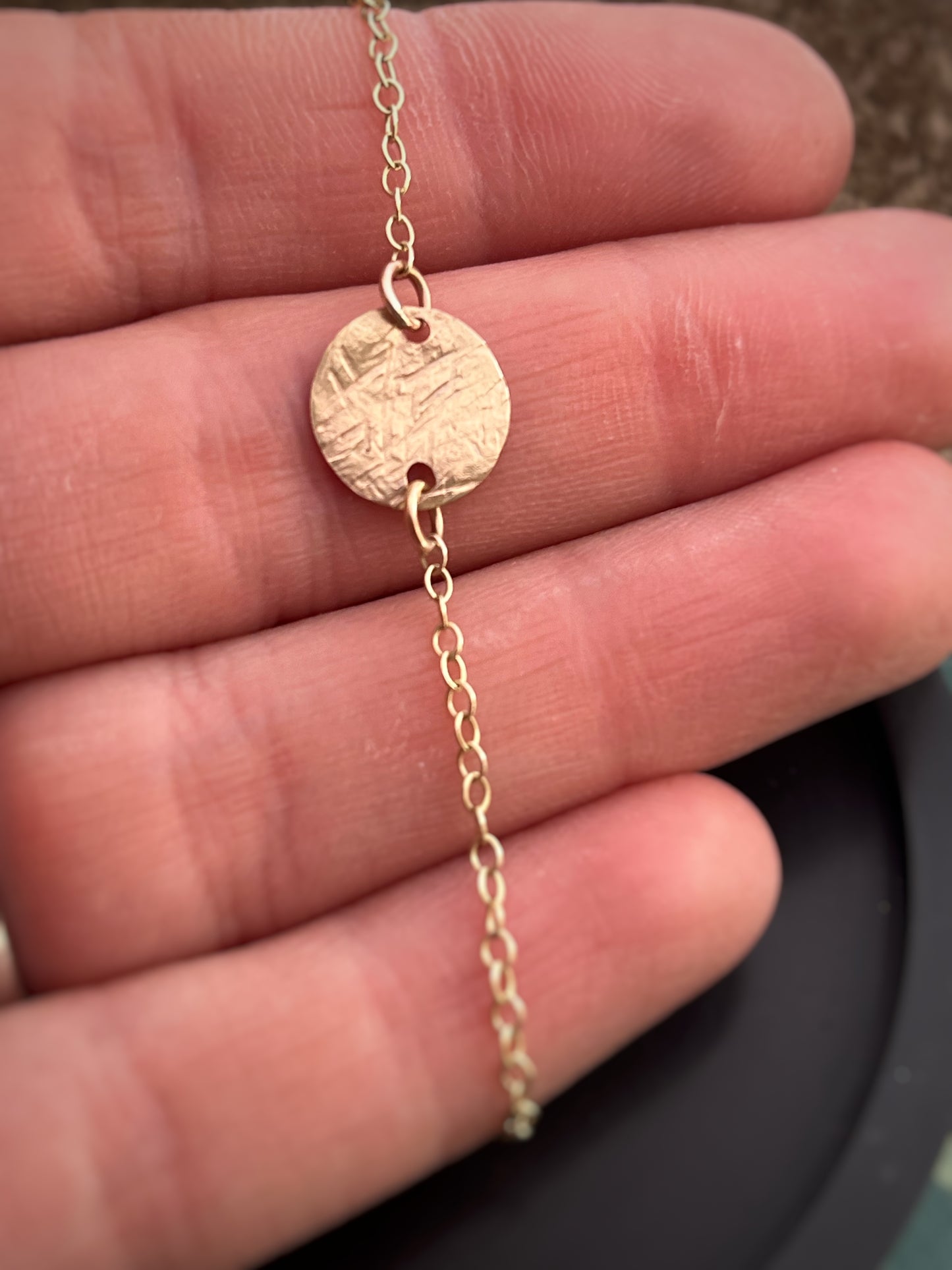 Solid 9ct yellow gold hammered circle bracelet 7.5 inches