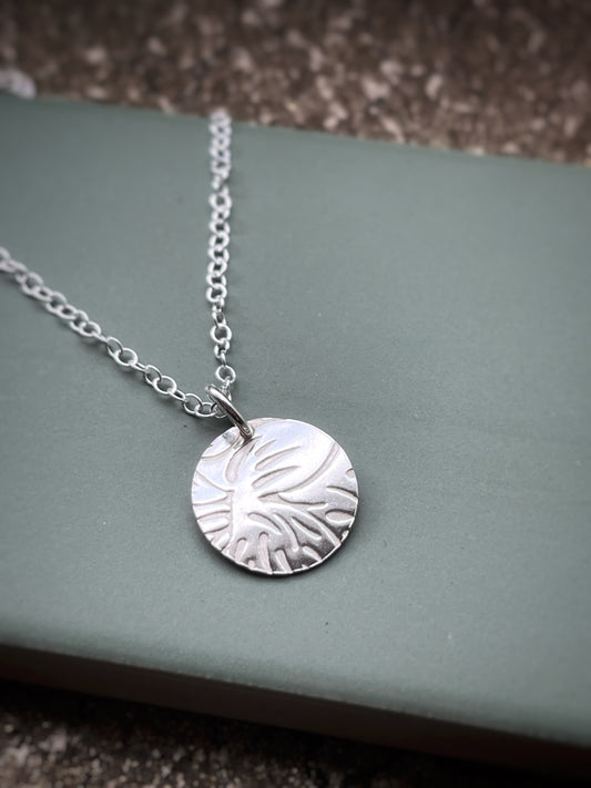 Sterling silver floral pattern pendant 15mm