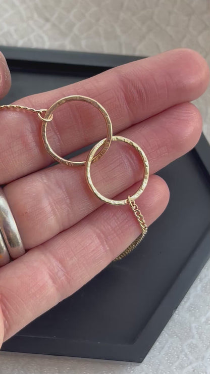 Solid 9ct gold large 18mm interlocking circle hoop curb chain, a handmade hammered textured necklace